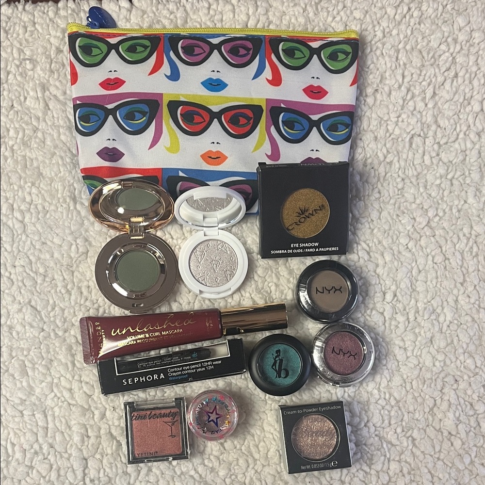 Colorful Eyeshadow Set with Patterned Pouch